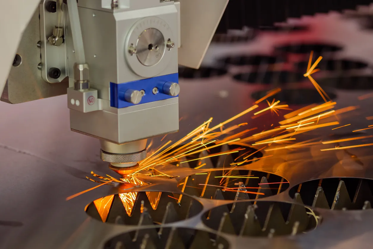 Máquina de corte láser que trabaja con chapa metálica con chispas