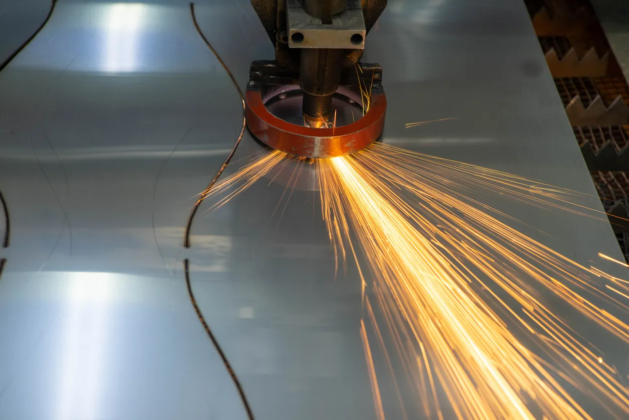 Corte de metal por plasma. Saltan chispas del láser.
