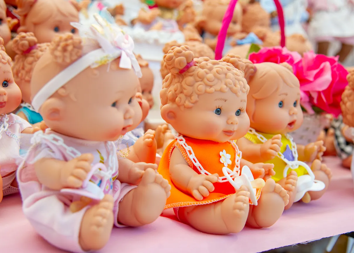 Ropa para bebé de juguete: cómo armar un surtido profesional para tu tienda