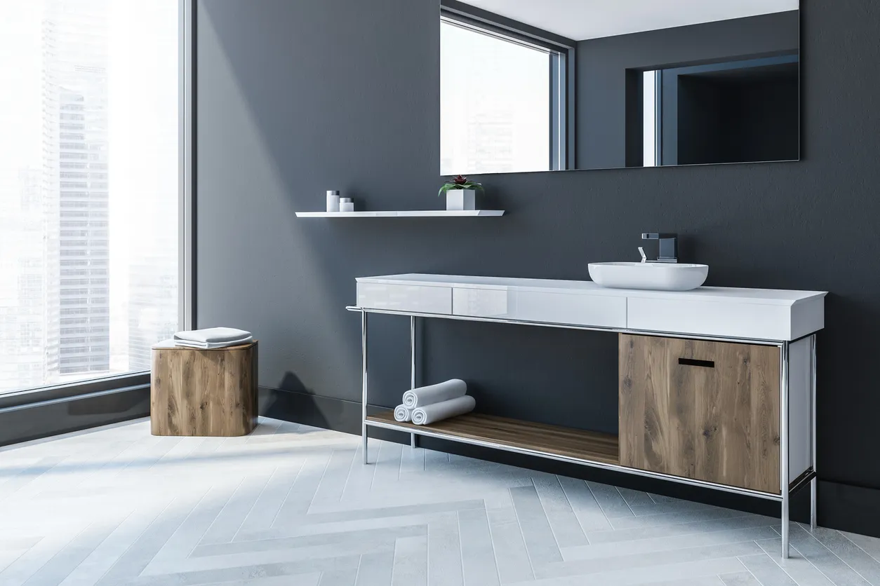 Rincón de baño de estilo escandinavo con paredes grises, suelo de madera blanca, lavabo con un gran espejo rectangular