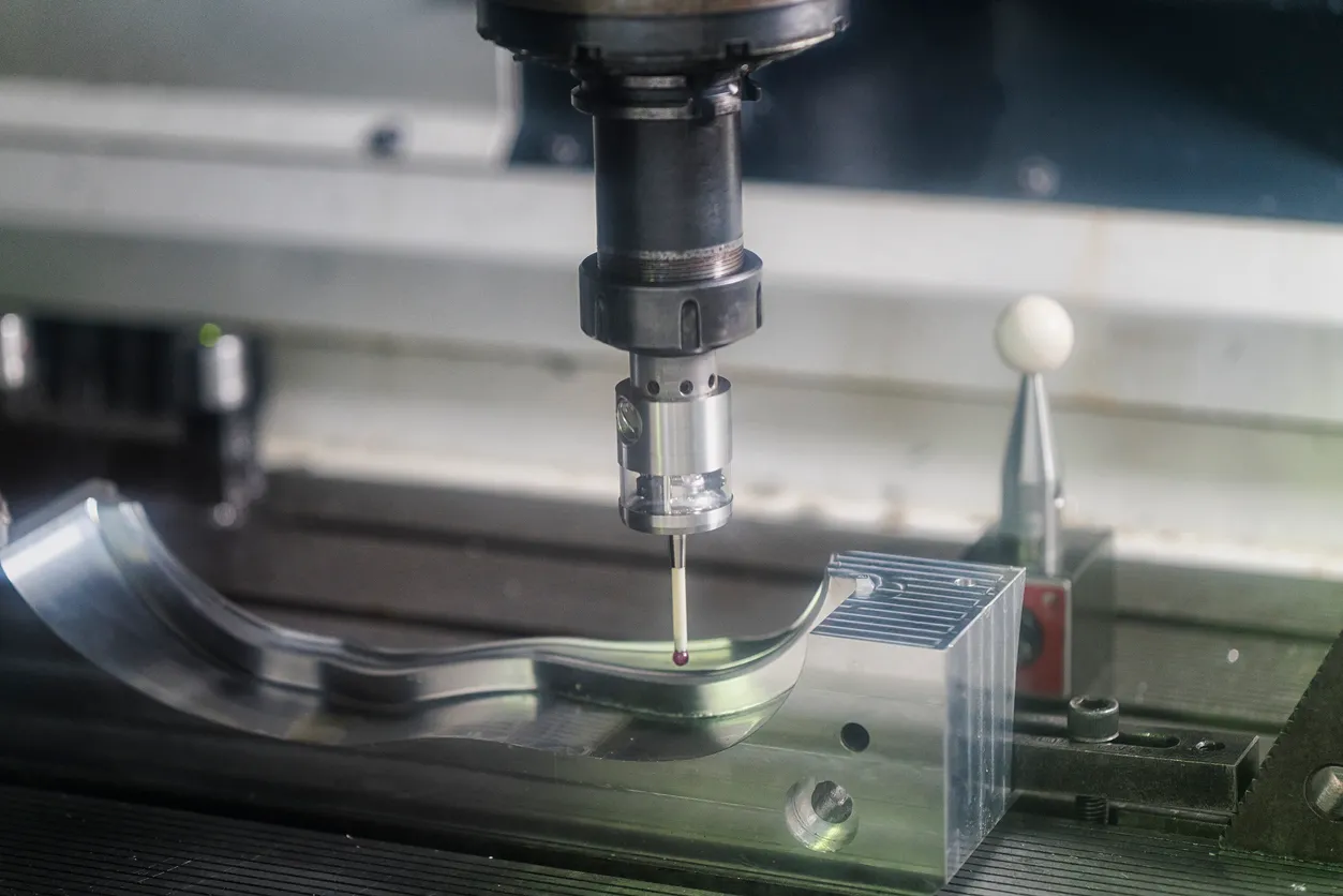  125 / 5.000 Mecanizado de piezas de precisión mediante centro de mecanizado CNC; fabricación de moldes y matrices