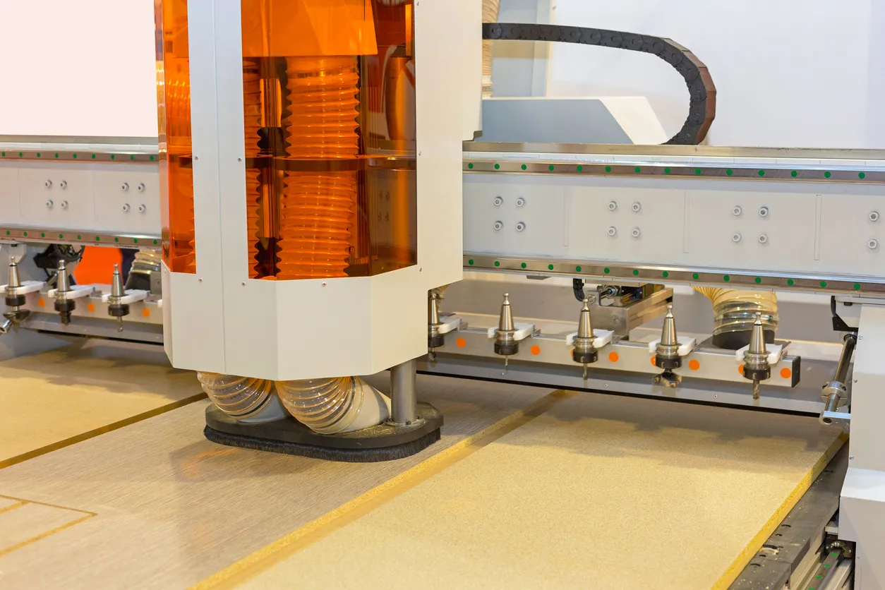 CNC automatizada para madera en fábrica de muebles