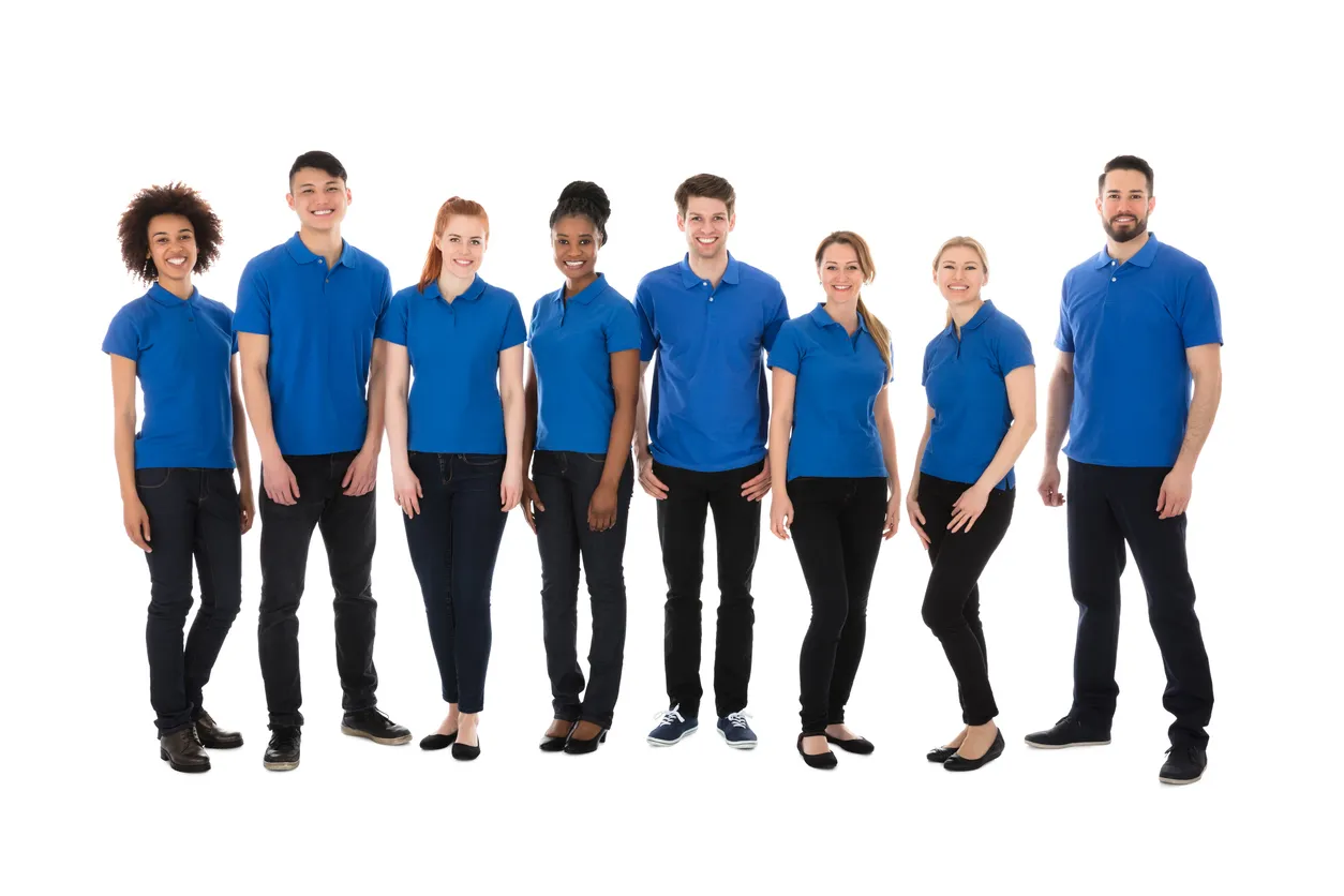 Gruppo de hombre y mujeres con playeras polo color azul y pantalón negro.