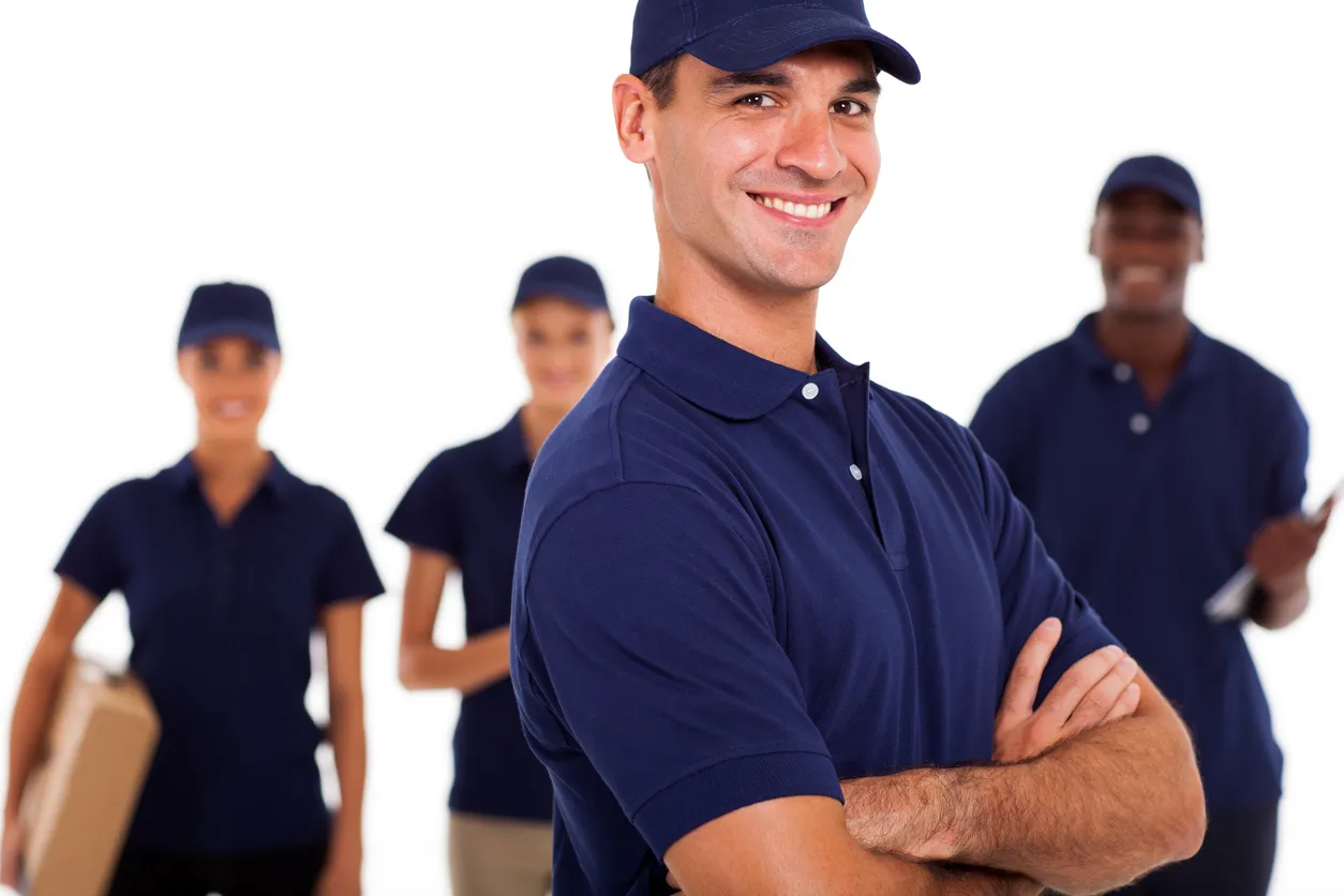 Grupo de profesionales técnicos con playeras polo y gorra azul 