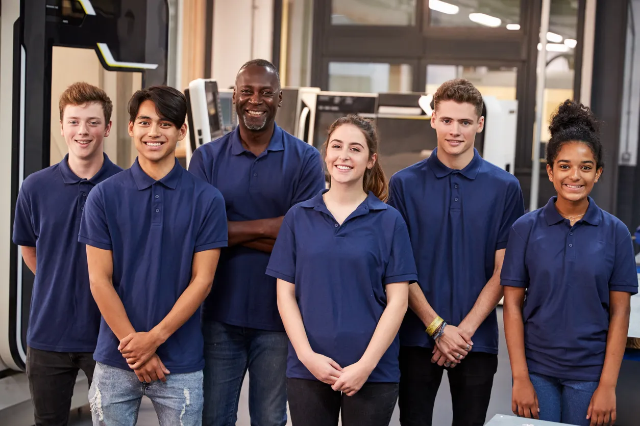 Grupo de jóvenes profesionista con uniforme en playera polo manga corta color azul