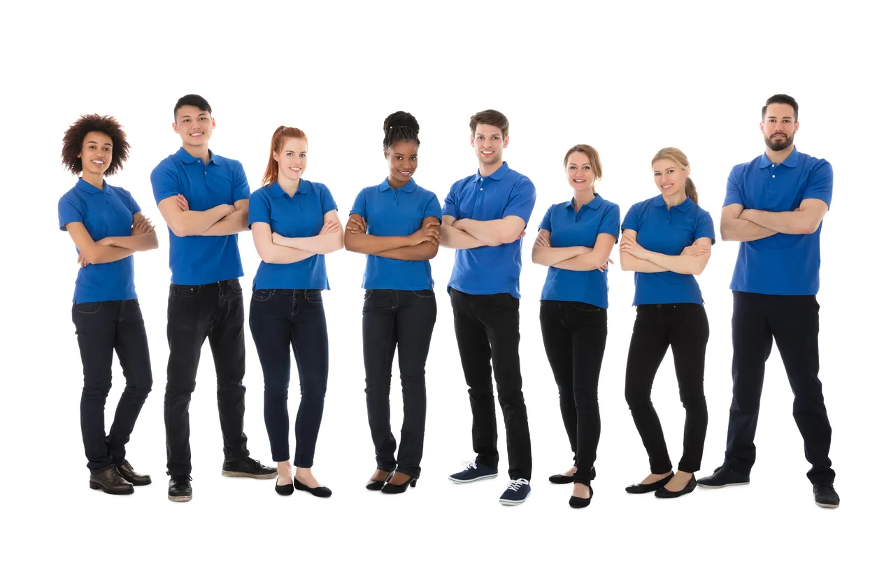 Varios hombre y mujeres con pantalón de vestior con playera polo azul 