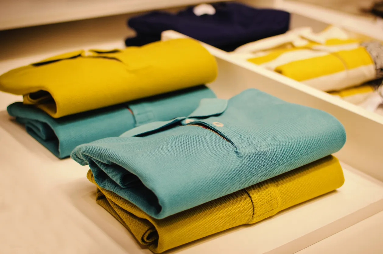 playeras tipo polo premium en exhibor de tienda de ropa