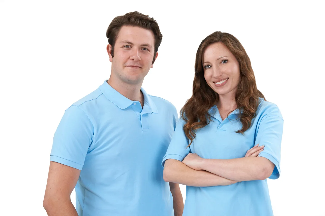 Hombre y mujer con playera tipo polo azul claro