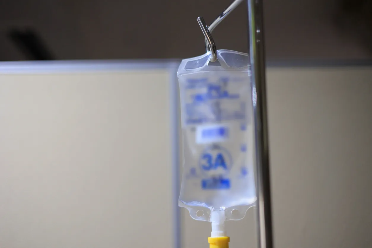 Bolsa intravenosa colgada en la habitación de un paciente. Estas bolsas pueden ser fabricadas por equipo de alta frecuencia