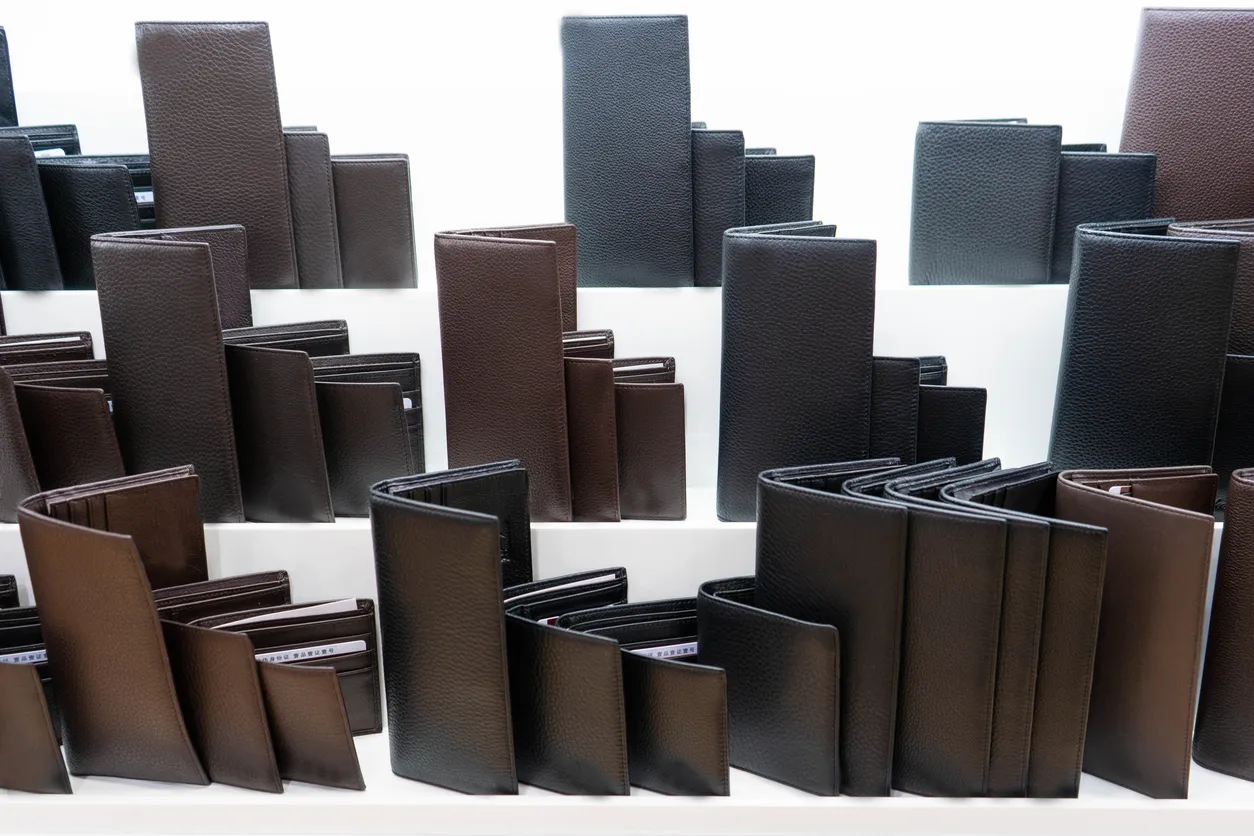 Gran variedad de carteras y boslas fabricados con curpiel y sellas con maquinas de alta frecuencia