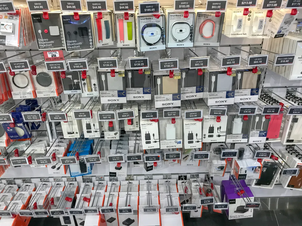 Una gran cantidad de accesorios electronicos empacados con blister, que pueden ser sellados con RF