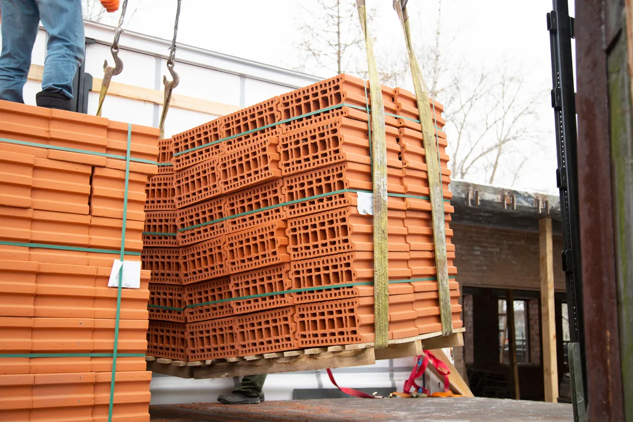 Se muestra material siendo izado con un malacate 