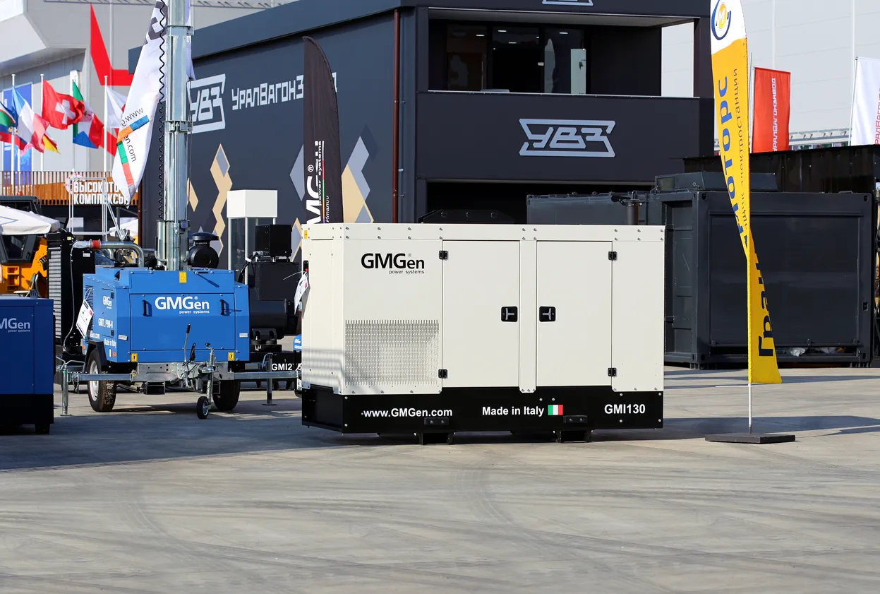 Central eléctrica móvil insonorizada en un contenedor en la exposición