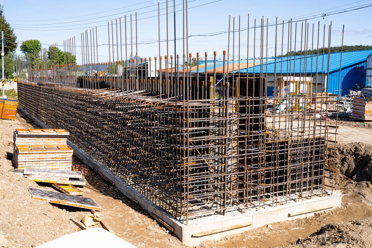 Construccion de muros en una obra en proceso. 