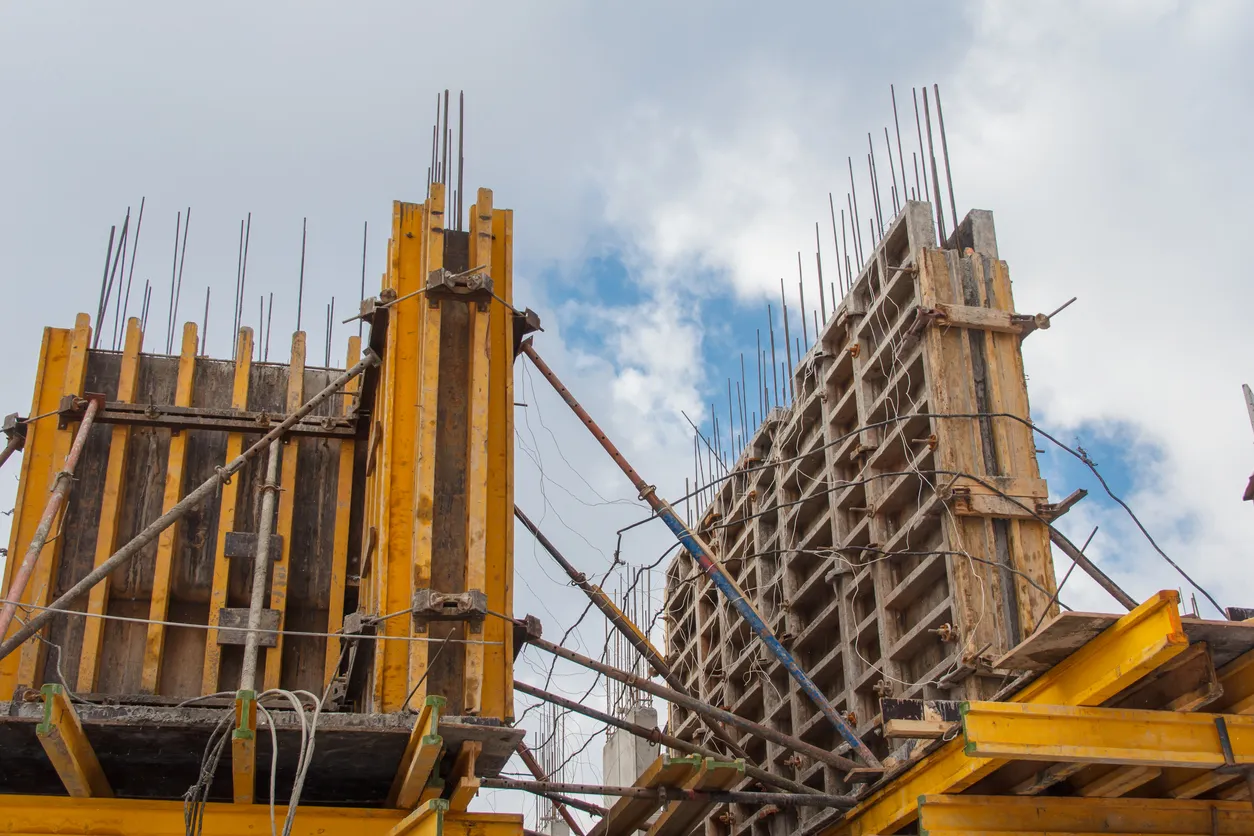 Encofrado de hormigón para la construcción de estructuras de hormigón armado. Construcción de edificios modernos