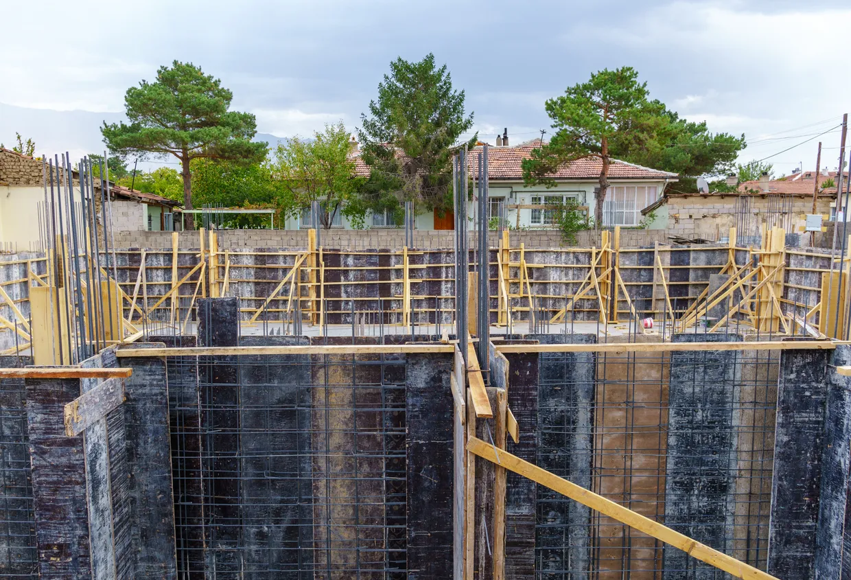 Encofrado en obra de muros en donde se utilizan separadores para cimbra reutilizables