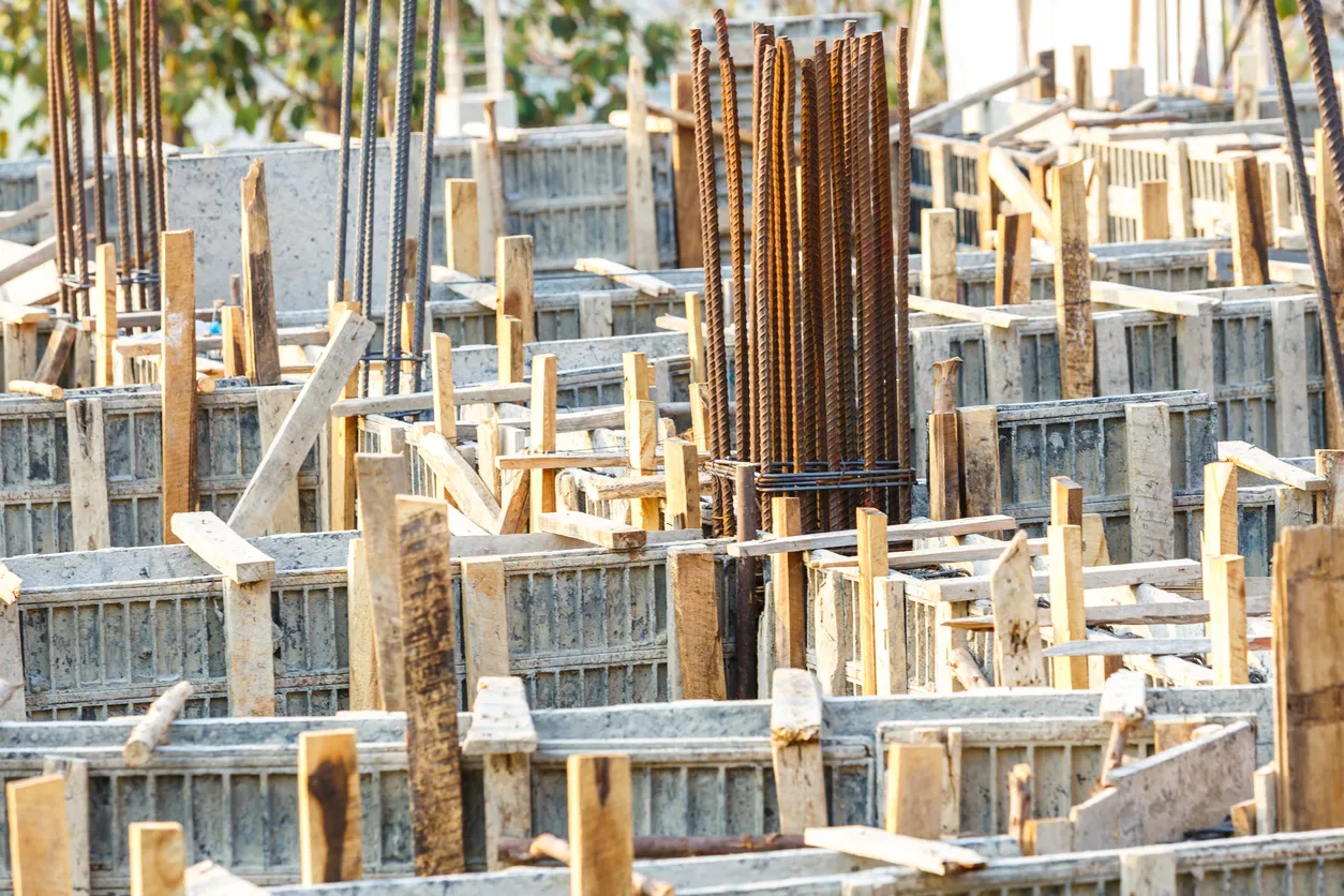 Obra en proceso con encofrados para la construcción de muros