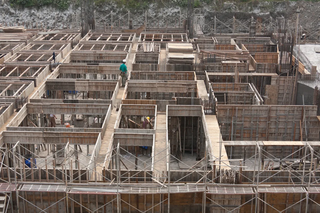 Obra en donde se utiliza la técnica de encofrado para muros. 