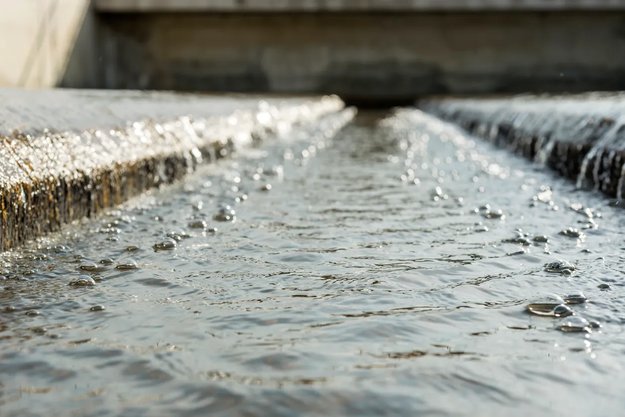 Reciclaje de agua en grandes drenajes de sedimentación.La zeolita ayuda ayuda a disminuir olor  color y cierta carga orgánica