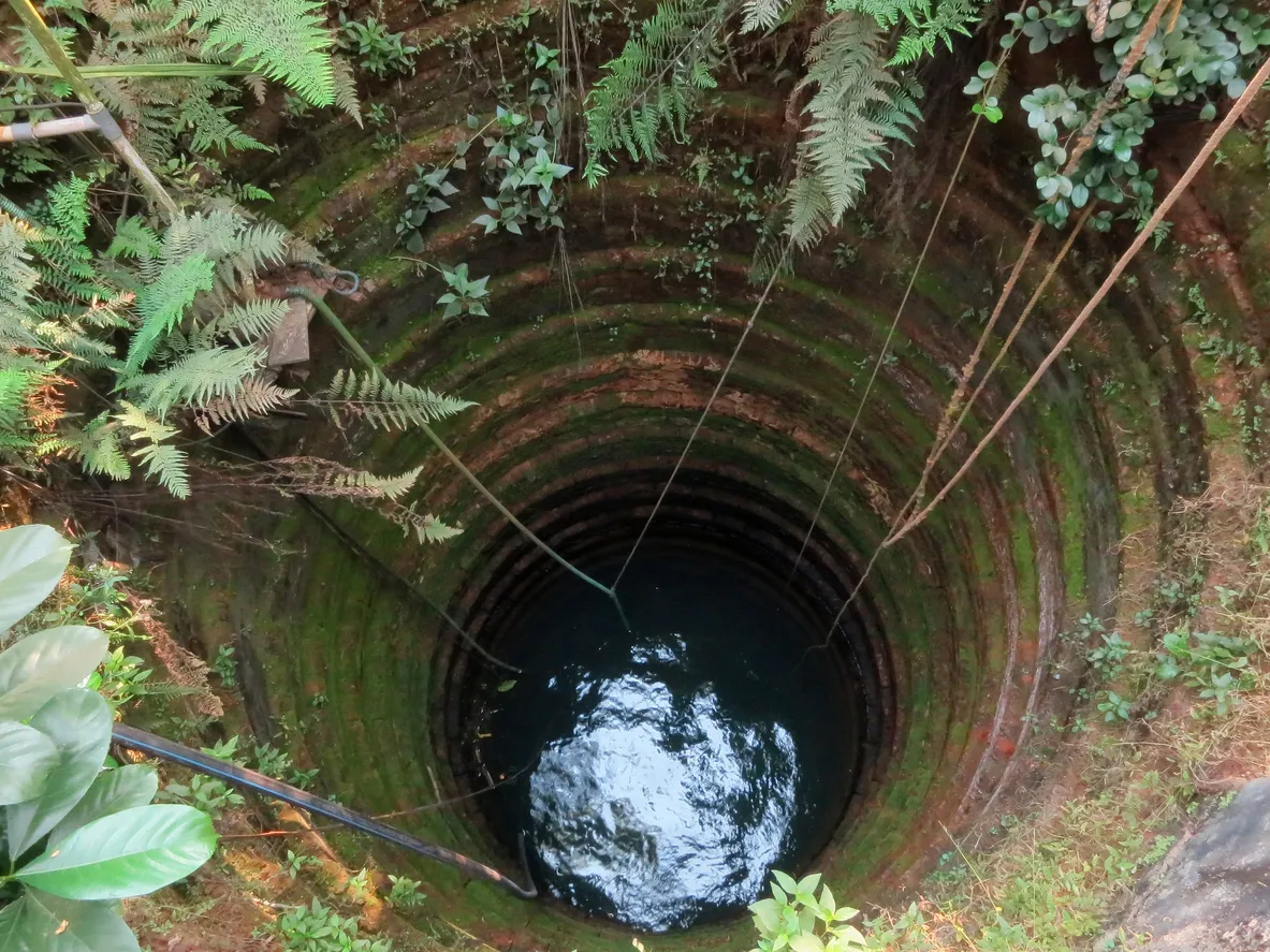 Vista superior de un pozo. La zeolita ayuda para para mejorar la presentación del agua en regaderas, áreas comunes y servicio