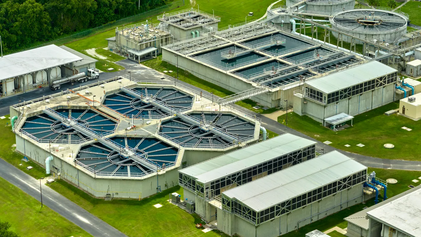 Vista aérea de una moderna planta de tratamiento de aguas residuales urbanas.