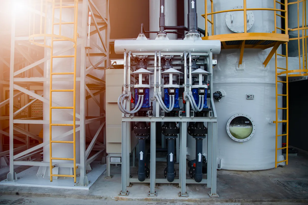 Bombas y tuberías en instalaciones de tratamiento de agua. La zeolita ayuda en filtros industriales de alta demanda 