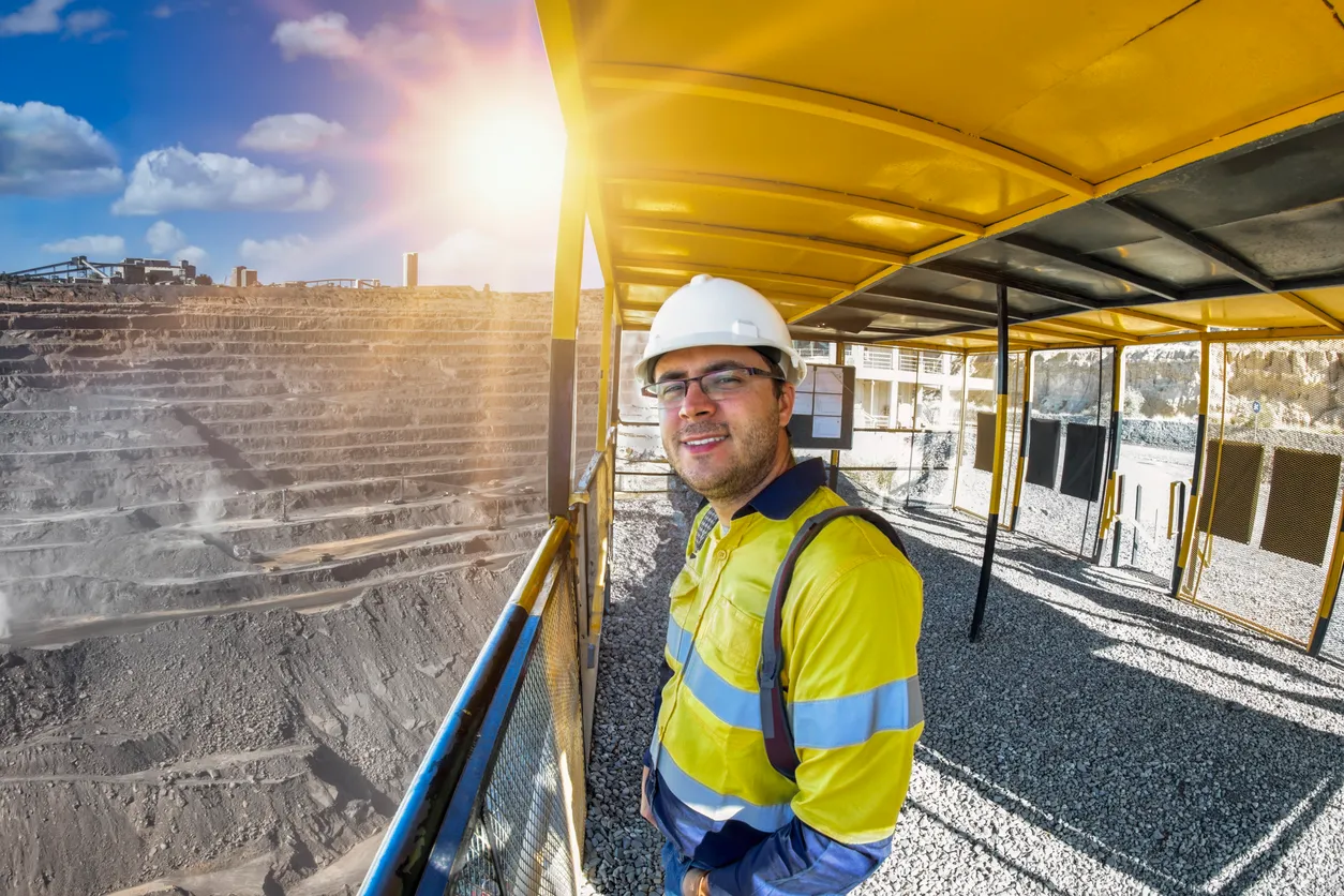 Ingeniero trabajador minero, supervisando el proceso de extracción en la planta de la industria del diamante.