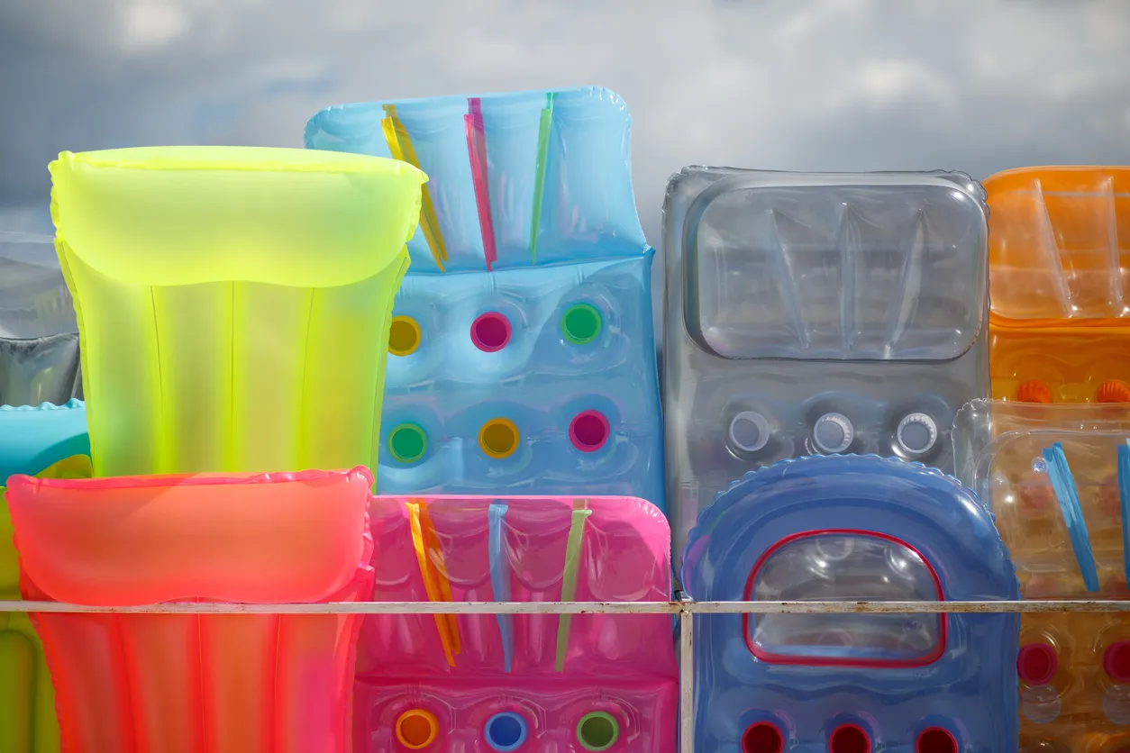 Varios inflables de colores vivos. Estos pueden ser sellados con maquina de alta frecuenci.