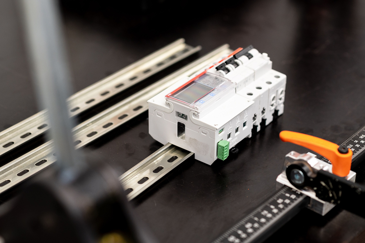 Interruptores termomagnéticos para riel DIN en tableros industriales