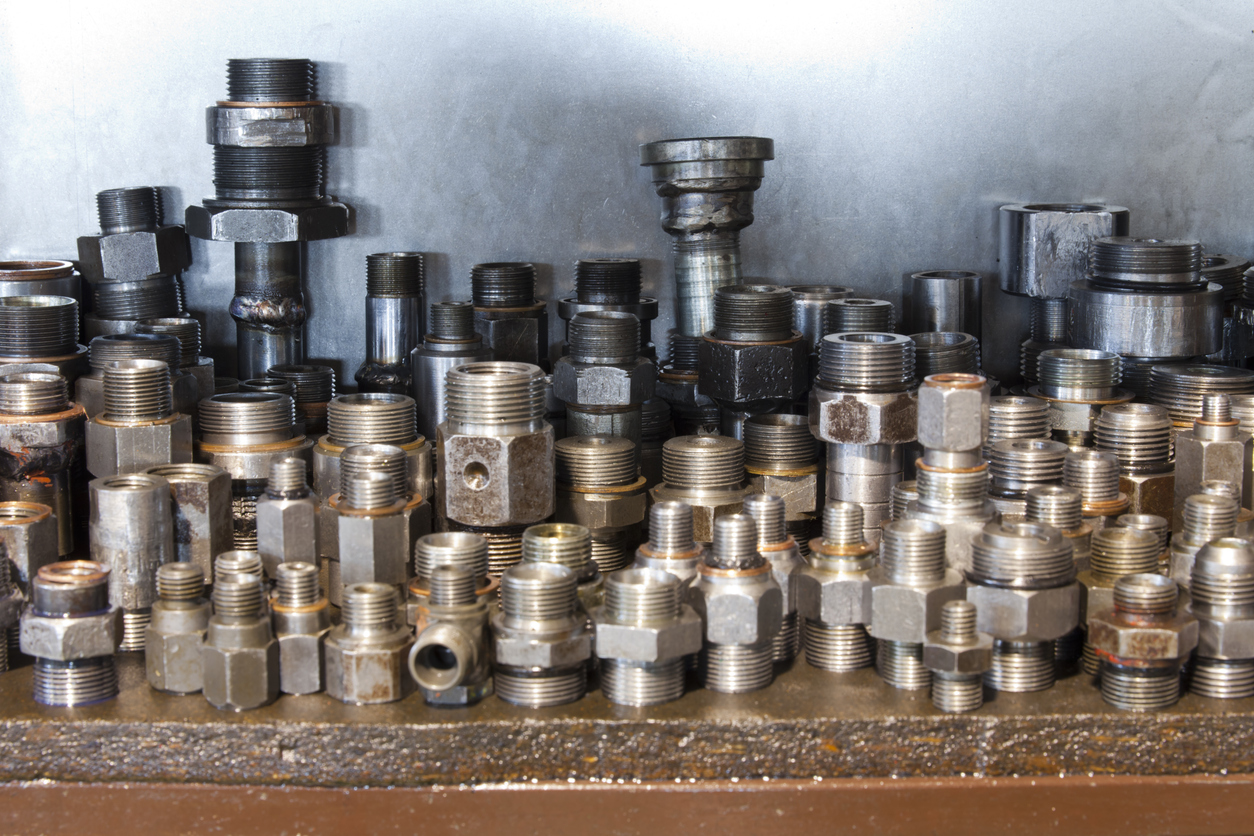 Niples y coples para tubería conduit en instalaciones industriales