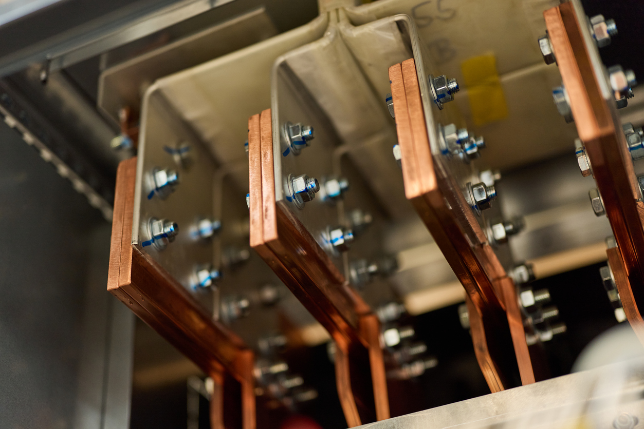 Barras de cobre para tierra física en sistemas industriales