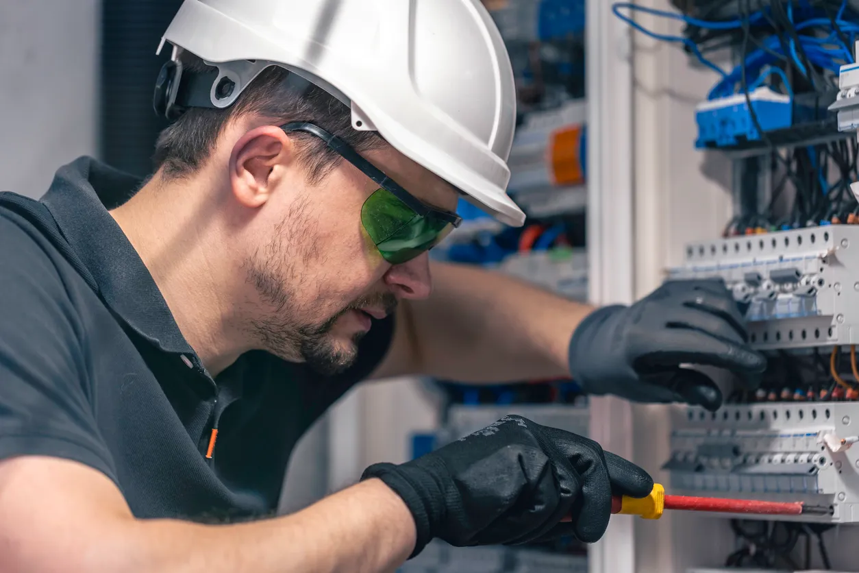 Limpieza eléctrica en vivo: guía técnica y criterios para operar con seguridad