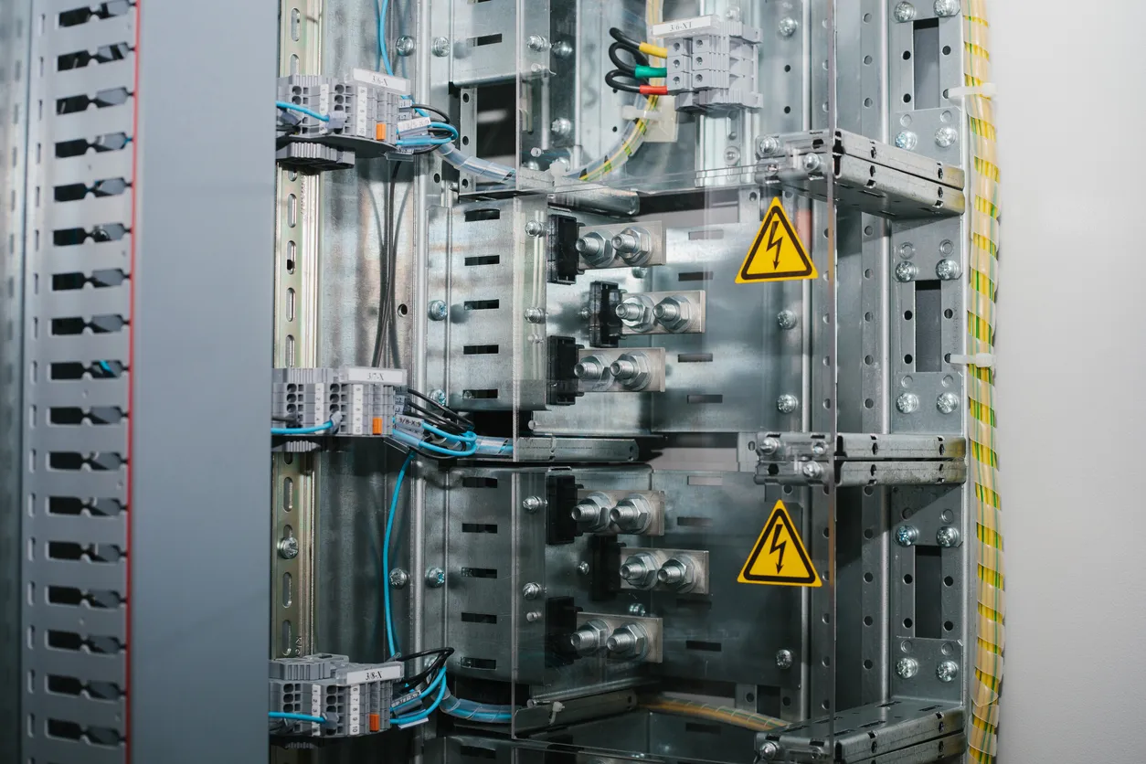 Armario de baja tensión. Tecnologías inteligentes modernas en la industria eléctrica. El uso de la energía eléctrica en la in