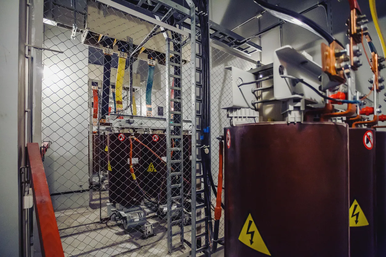 Subestación eléctrica. Subestación eléctrica, línea eléctrica y central eléctrica, con equipos y cables.