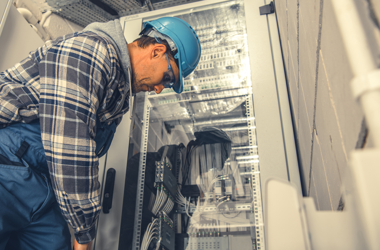 Técnico de Redes Comerciales dentro de la Sala de Servidores