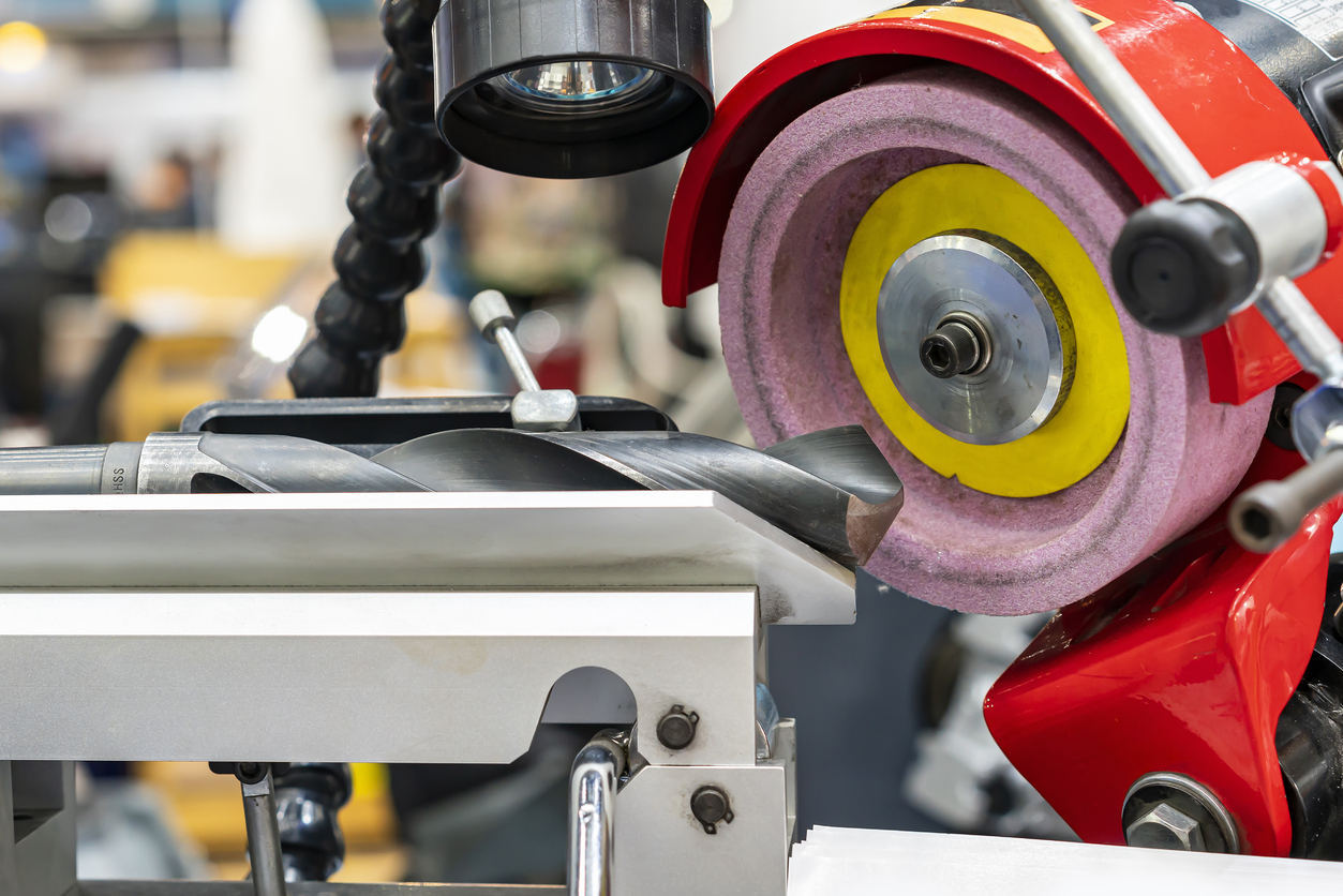 Cierre de la broca de acero de alta velocidad o herramientas de corte afilado o rectificado por la rueda de la amoladora