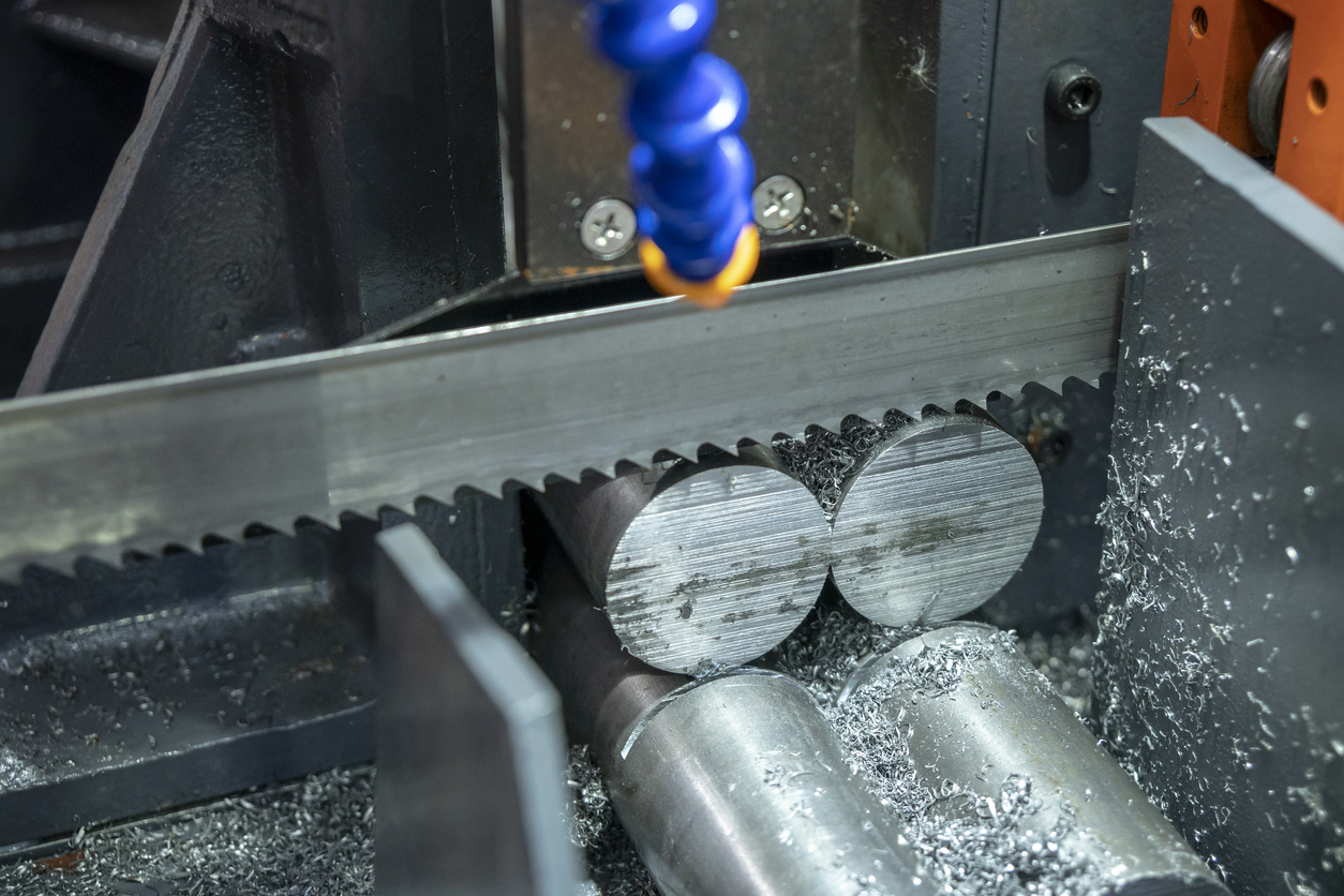 La banda vio la máquina cortando varillas de metales crudos