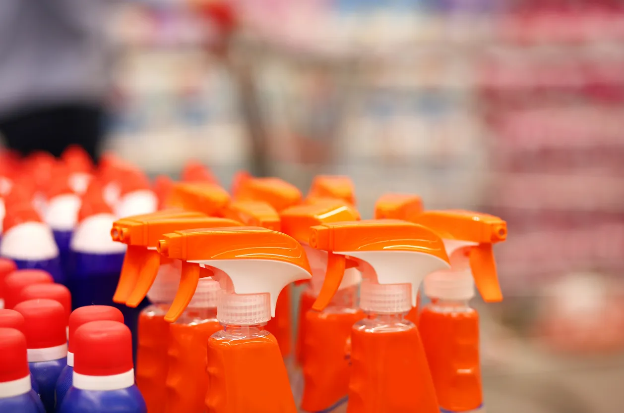 Botellas de detergente liquido en botellas con aspersor en un supermercado