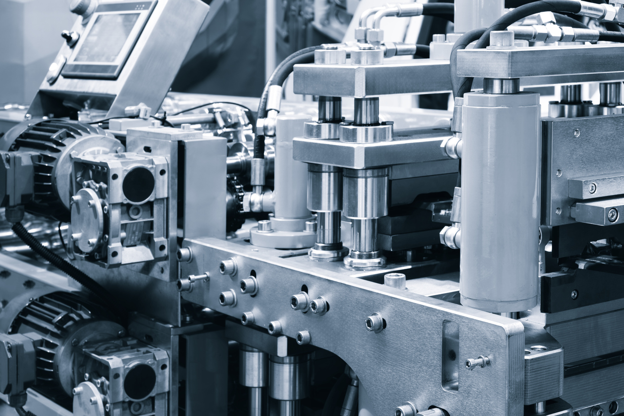 Máquina formadora de chapa metálica en la moderna fábrica de metalistería, dobladora de chapa de bobina y automatización