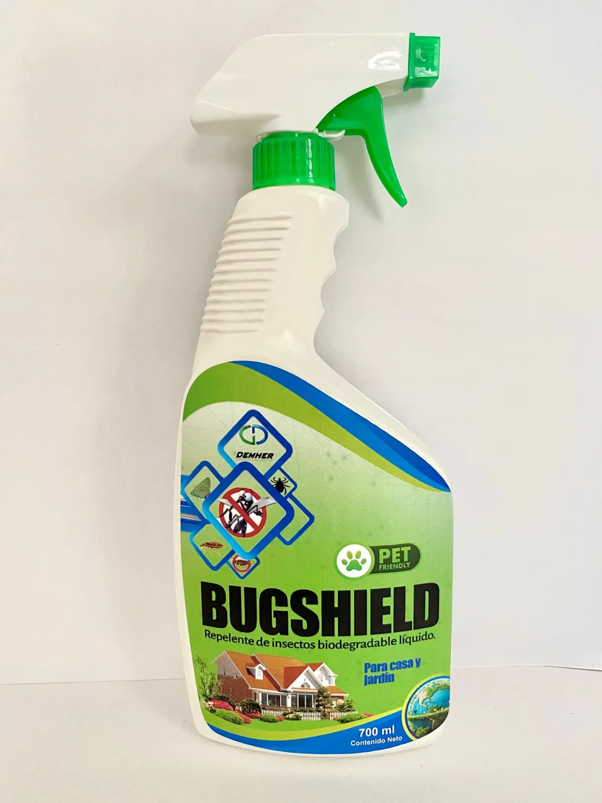 BUGSHIELD | Repelente Natural y Biodegradable para Mosquitos, Insectos y Plagas Se muestra envase con atomizador