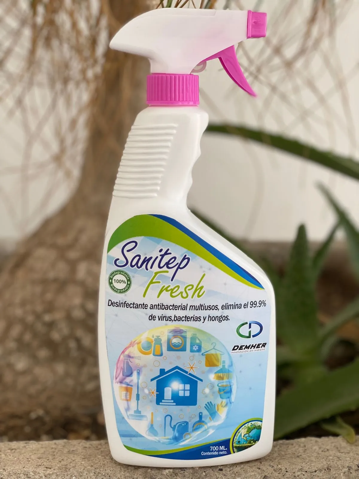 Sanitep Fresh Desinfectante Antibacterial Multiusos. Envase de 700 ml