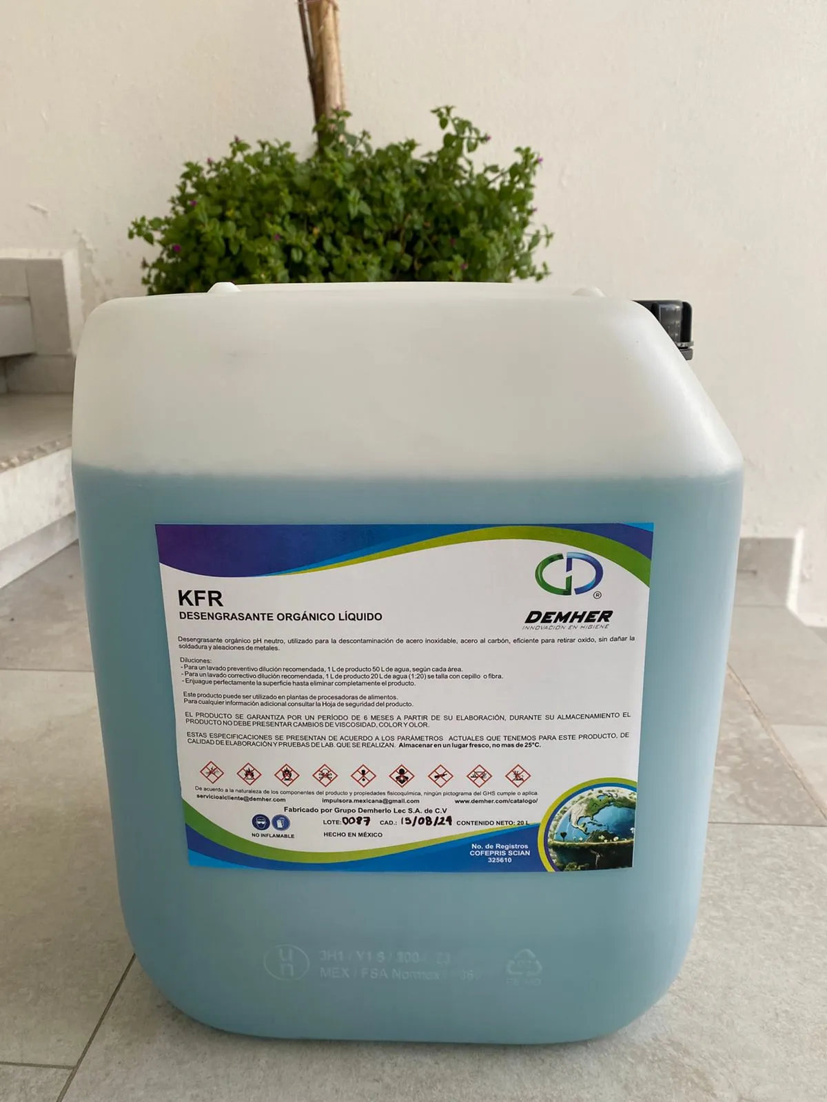 KFR desengrasante orgánico líquido vista frontal de bidon de 20 litros