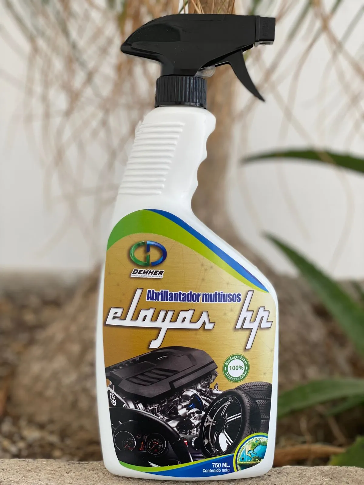 ELAYAS HP Abrillantador de Motor y Llantas Se muestra botella de 750 ml con aspersor
