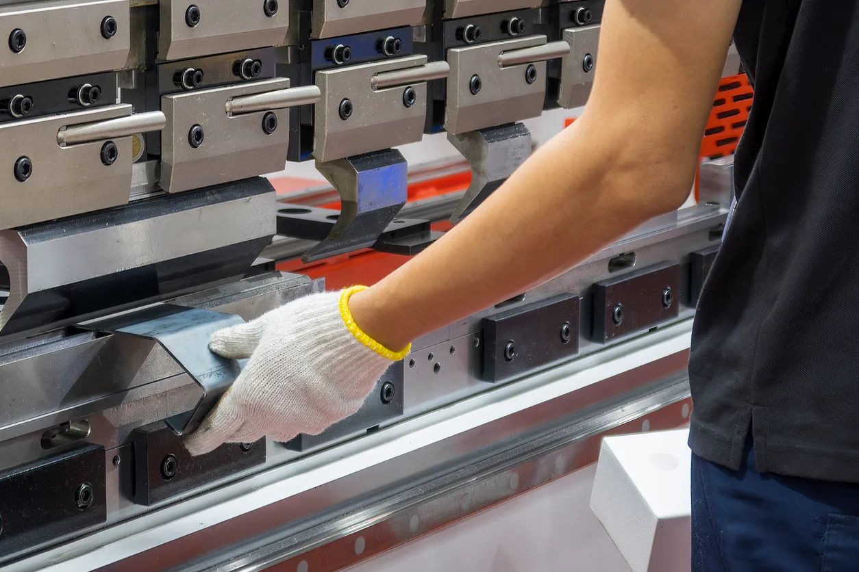 Fabricación y Rectificación de Dados para Dobladoras de Lámina
