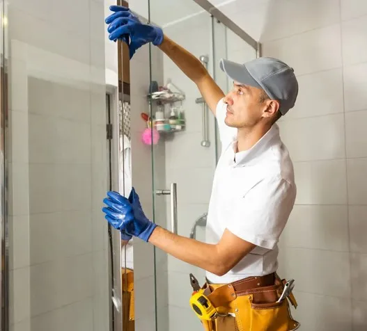 Persona dando mantenimiento a baño en edificio de departamentos.