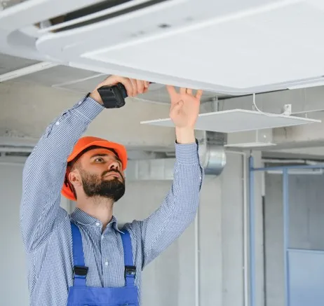 Técnico instalando aire acondicionado