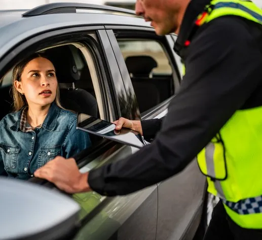 persona de seguridad recibiendo a mujer en auto