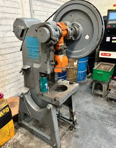 Vista lateral Troqueladora 25 toneladas Harvir MGT 25 toneladas usada 