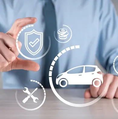 Simbolos que representan al protección y servicios que ofrece un seguro de autos y una persona al fondo 