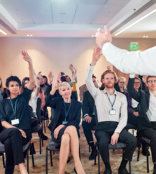 Sala de capacitación con capacitador al frente